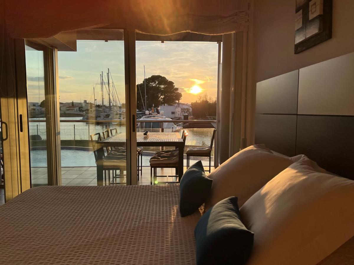 Blau Apartamento Frente A Los Canales Y Las Puestas De Sol De Roses Kültér fotó