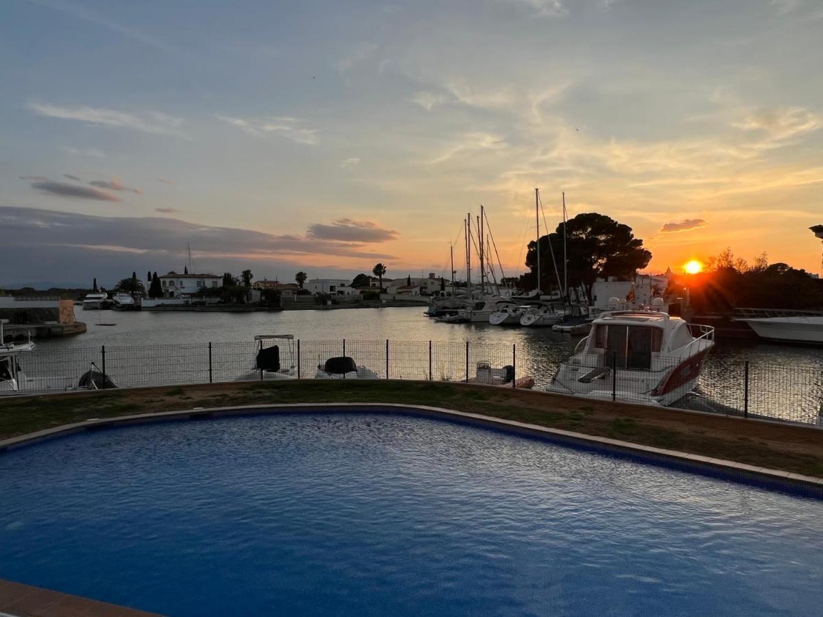 Blau Apartamento Frente A Los Canales Y Las Puestas De Sol De Roses Kültér fotó