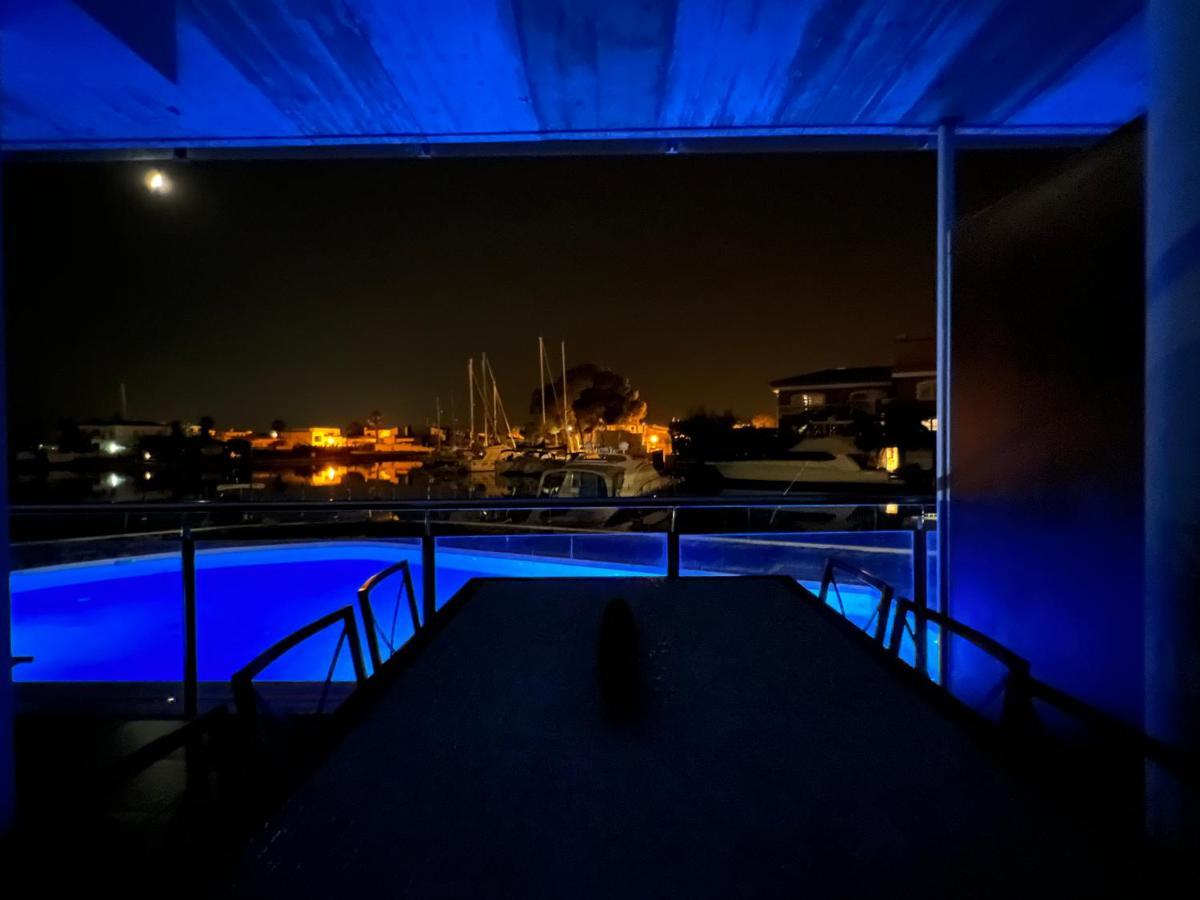 Blau Apartamento Frente A Los Canales Y Las Puestas De Sol De Roses Kültér fotó