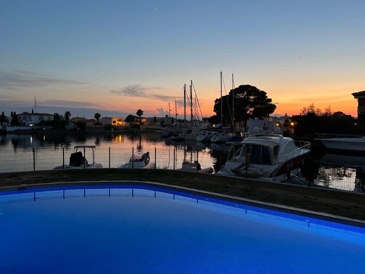 Blau Apartamento Frente A Los Canales Y Las Puestas De Sol De Roses Kültér fotó