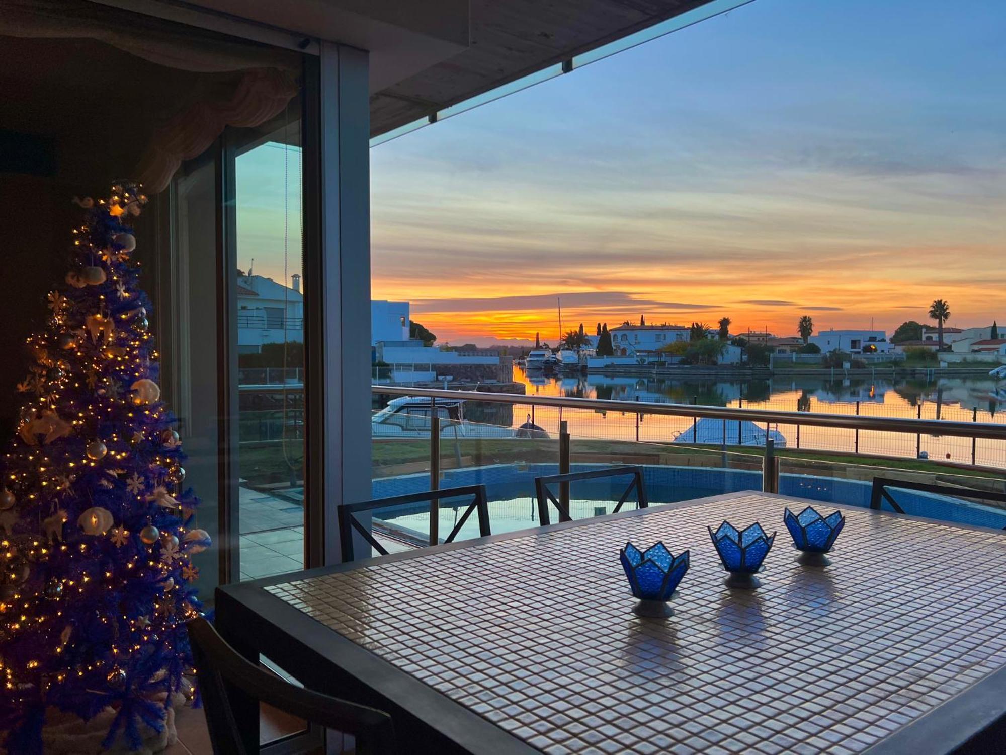 Blau Apartamento Frente A Los Canales Y Las Puestas De Sol De Roses Kültér fotó