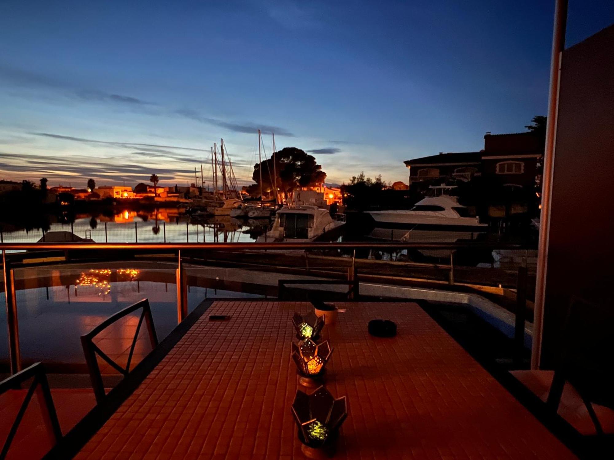 Blau Apartamento Frente A Los Canales Y Las Puestas De Sol De Roses Kültér fotó