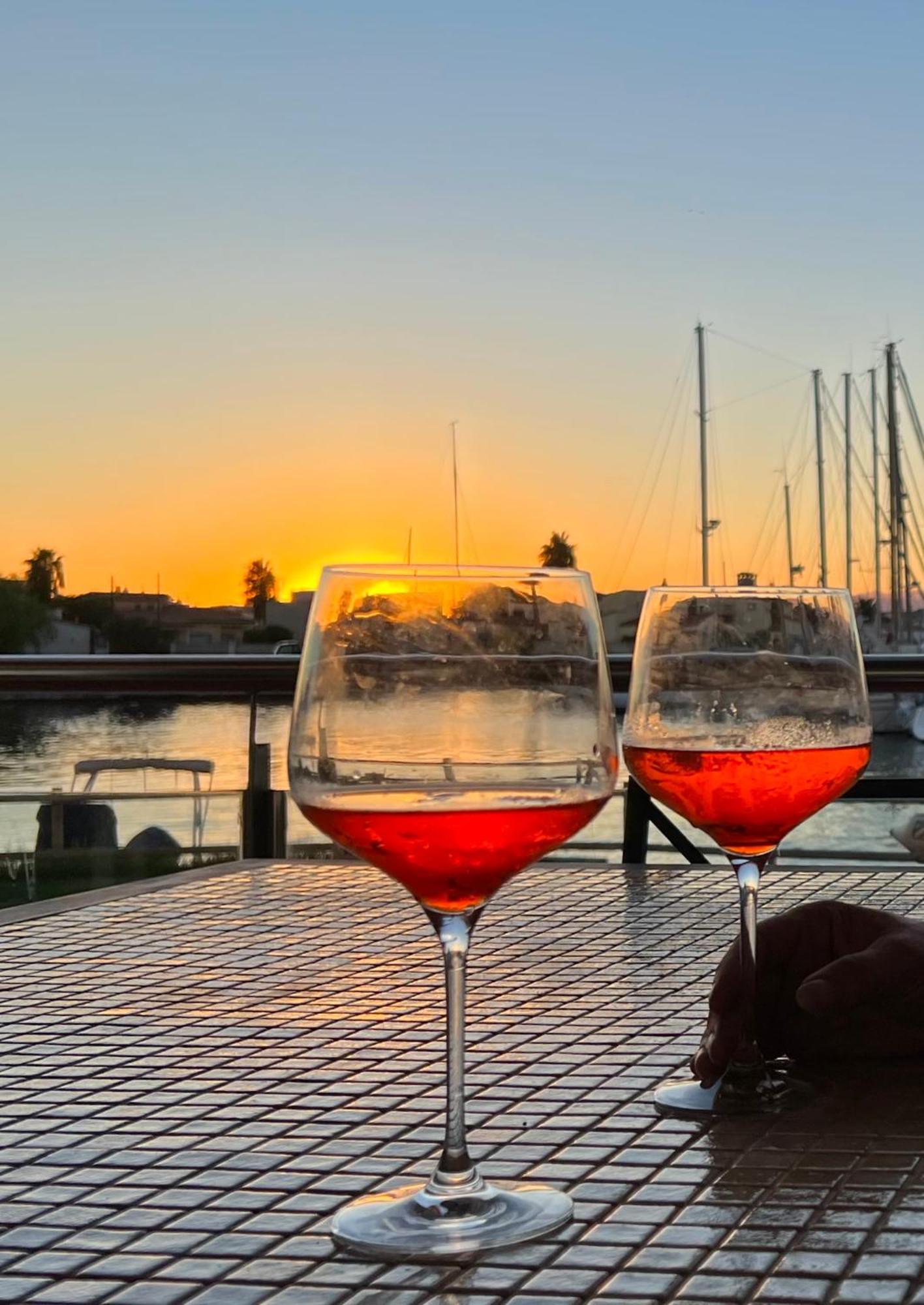 Blau Apartamento Frente A Los Canales Y Las Puestas De Sol De Roses Kültér fotó