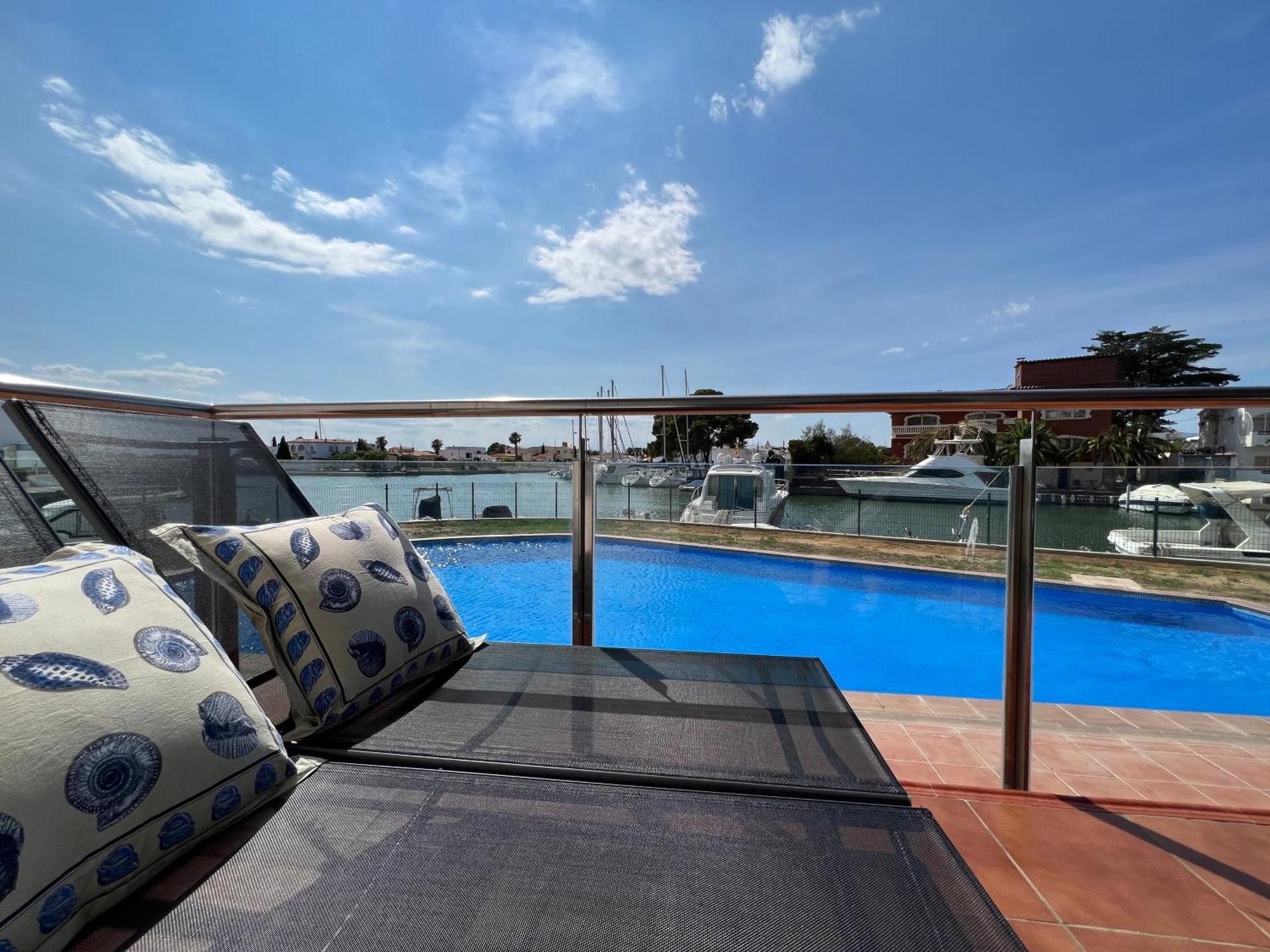 Blau Apartamento Frente A Los Canales Y Las Puestas De Sol De Roses Kültér fotó
